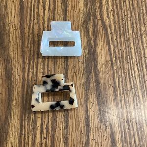 2 Lululemon claw hair clips